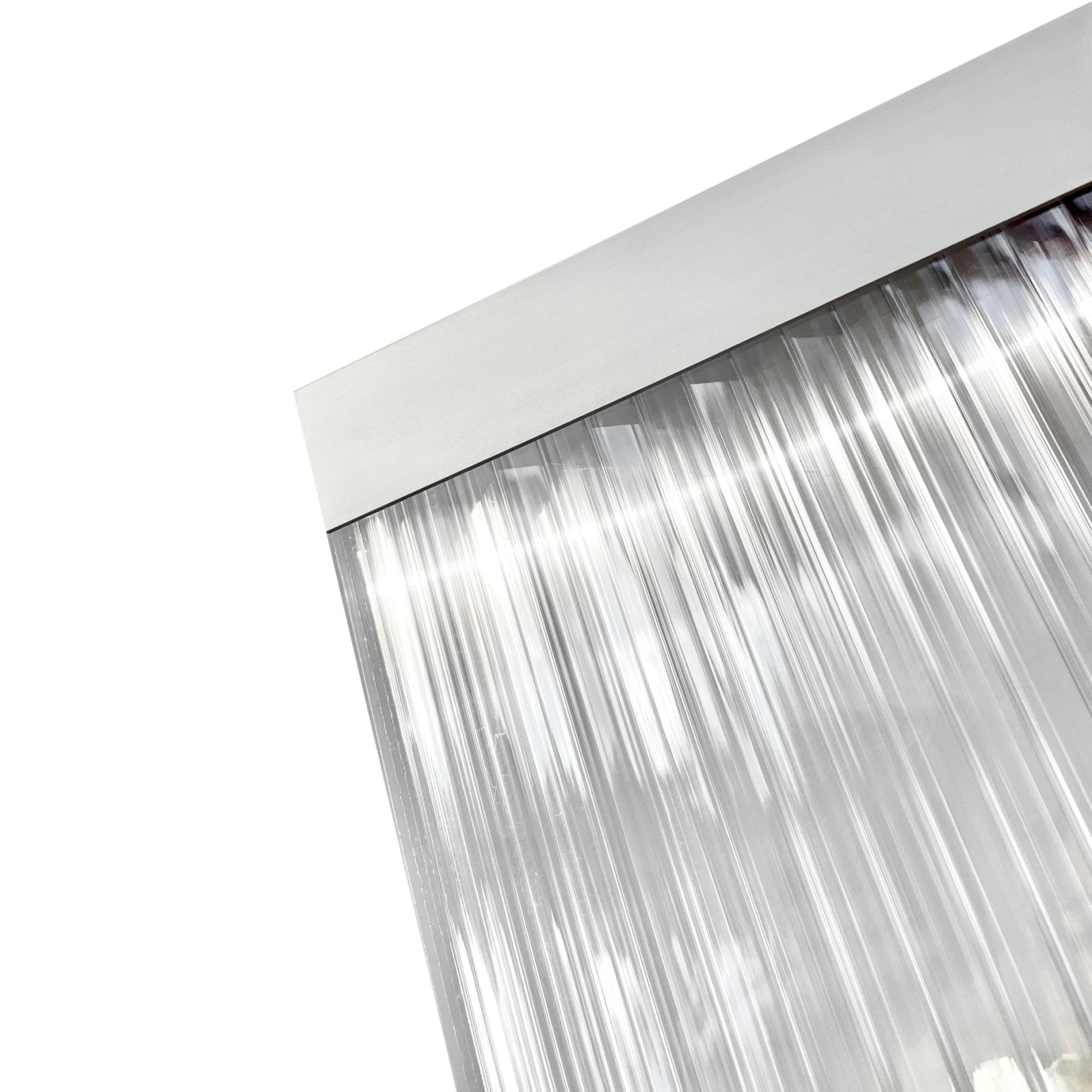 Alumiininen L-profiili liitettynä kennopolykarbonaattilevyyn, nähtynä ylhäältä