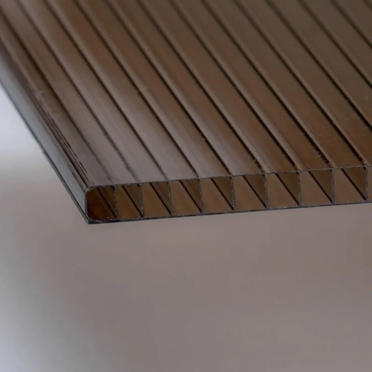 Kennolevy 8 mm Pronssi – PolyPiù UV-suojattu 1500 g/m² (määrämittaan leikattu)